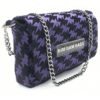 Clutch Purple Bat con estampado en negro y morado, cadena metálica plateada y placa de Bim Bam Bags