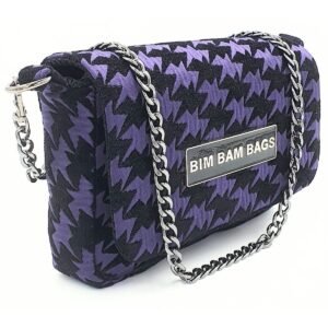 Clutch Purple Bat con estampado en negro y morado, cadena metálica plateada y placa de Bim Bam Bags