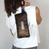 "bolso de terciopelo elegante Wristlet Cooper Squares con estampado de cuadros negros"