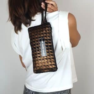"bolso de terciopelo elegante Wristlet Cooper Squares con estampado de cuadros negros"