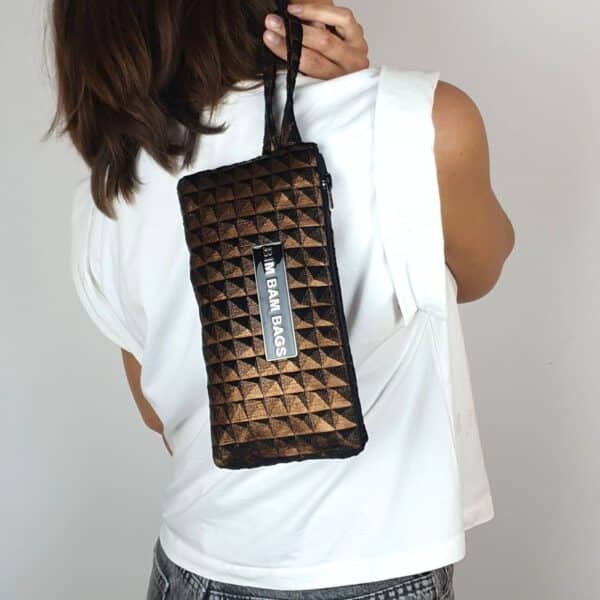 "bolso de terciopelo elegante Wristlet Cooper Squares con estampado de cuadros negros"