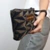 Wristlet Brown Arrows bolso de mano reversible geométrico