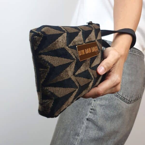 Wristlet Brown Arrows bolso de mano reversible geométrico
