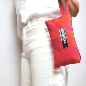 "bolso de lino verano Wristlet Coral Linen con estampado geométrico rosa y naranja"